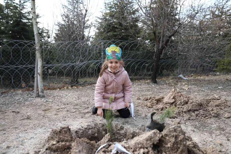 Pursaklar’da minik eller doğayla fidanlar toprakla buluştu
