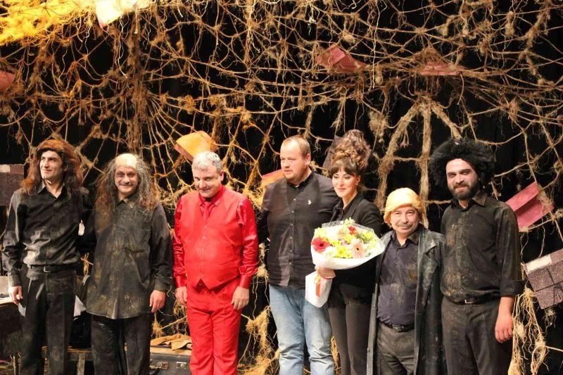 Marmarisliler ‘Bir anarşistin kaza sonucu ölümü‘ isimli tiyatroya yoğun ilgi gösterdi
