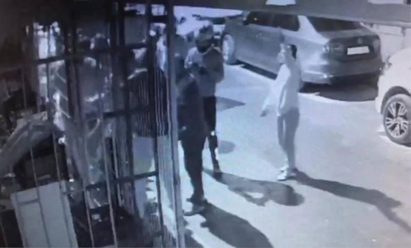 Sokak ortasında gencin dövülerek öldürüldüğü anlar kamerada
