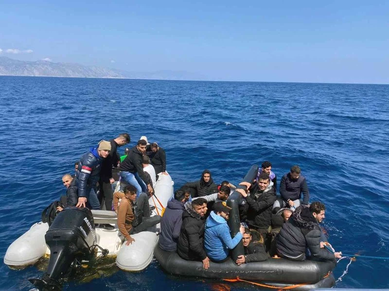 Yunanistan can sallarına bindirip geri gönderiyor
