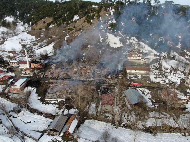 Kastamonu’da bir köy alevlere teslim oldu: 7 ev, 7 ahır, 12 hayvan, 1 traktör ve 1 cami yandı
