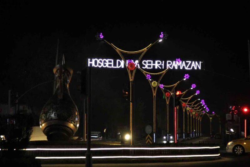 Erzincan’da mahyalar caddeleri süslemeye başladı
