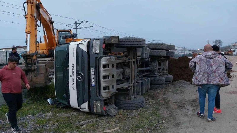 Samsun’da toprak döken hafriyat kamyonu devrildi: 1 yaralı
