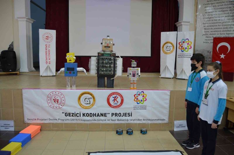 Öğrenciler yaptıkları robotları tanıttı
