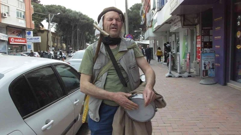 Balıkesir’de görme engelli vatandaş 50 yıldır darbuka çalarak ekmeğini kazanıyor
