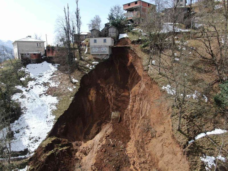 Trabzon’da kar sularının erimesi heyelanlara neden oluyor
