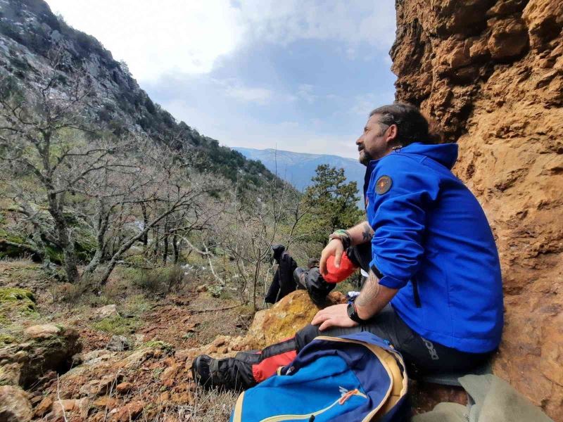 Doğa tutkunları eşsiz manzaralı Bozaniç kayalıklarında yürüdü
