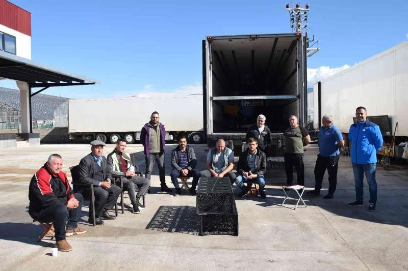 Ülkelerine sebze taşımak için Antalya’ya gelen 16 Ukraynalı şoför mahsur kaldı
