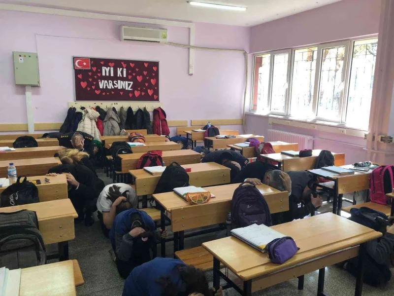 Okul zili yerine siren sesleri çaldı
