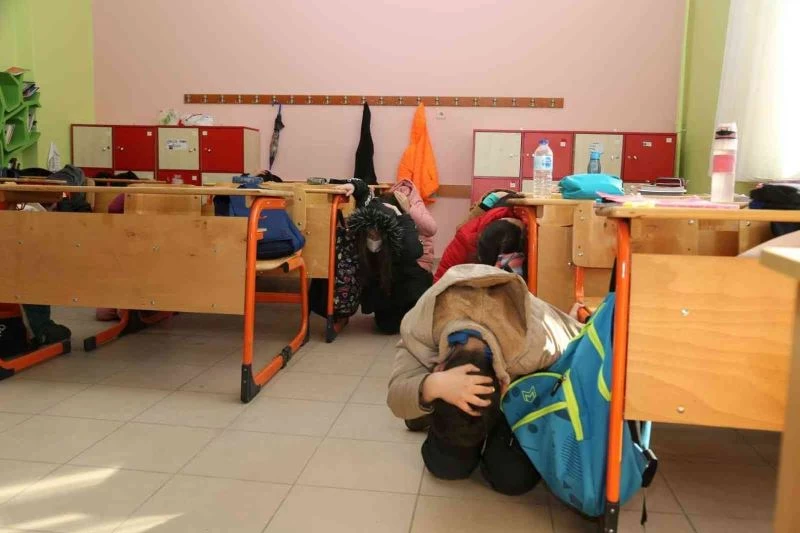 Ortaokulda deprem tatbikatı yapıldı
