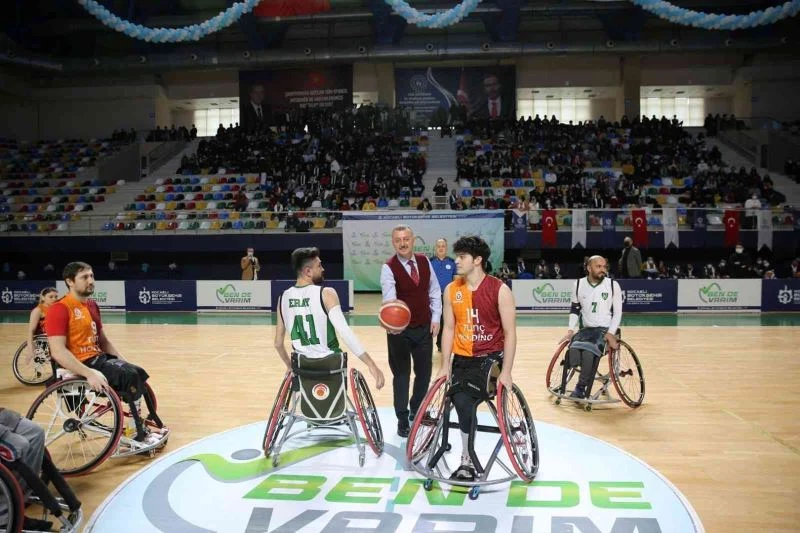 Engelliler basketbol müsabakasında dostluk kazandı