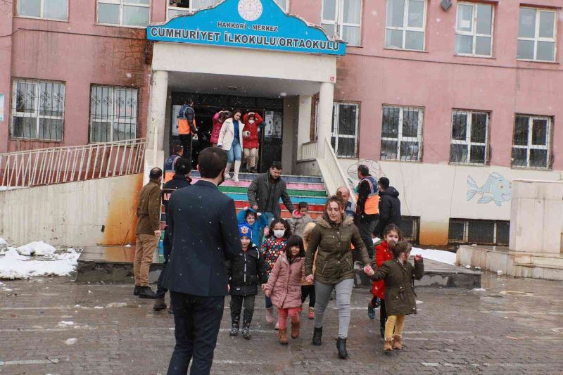 Hakkari’deki 369 okulda deprem tahliye tatbikatı
