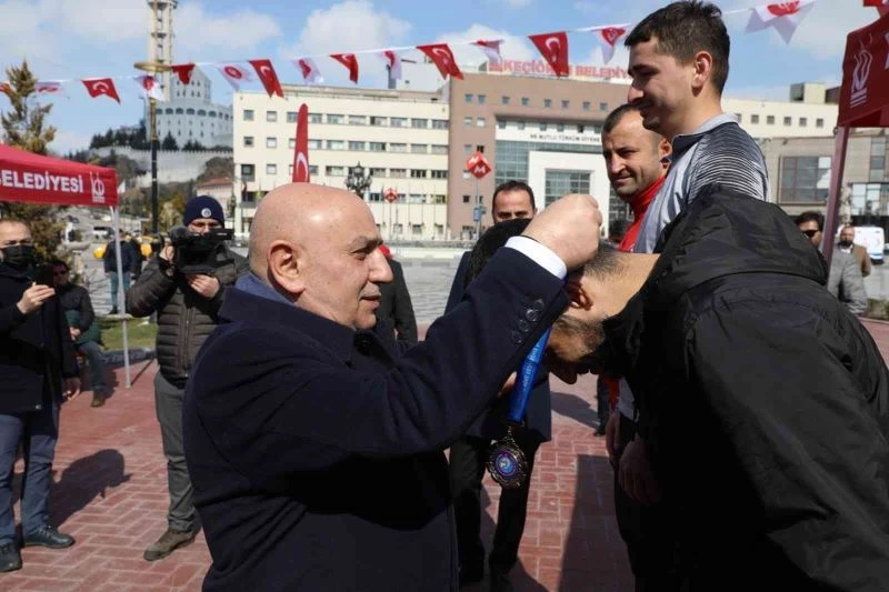 Engelsiz sporcular olimpiyatlar için Keçiören’de yarıştı
