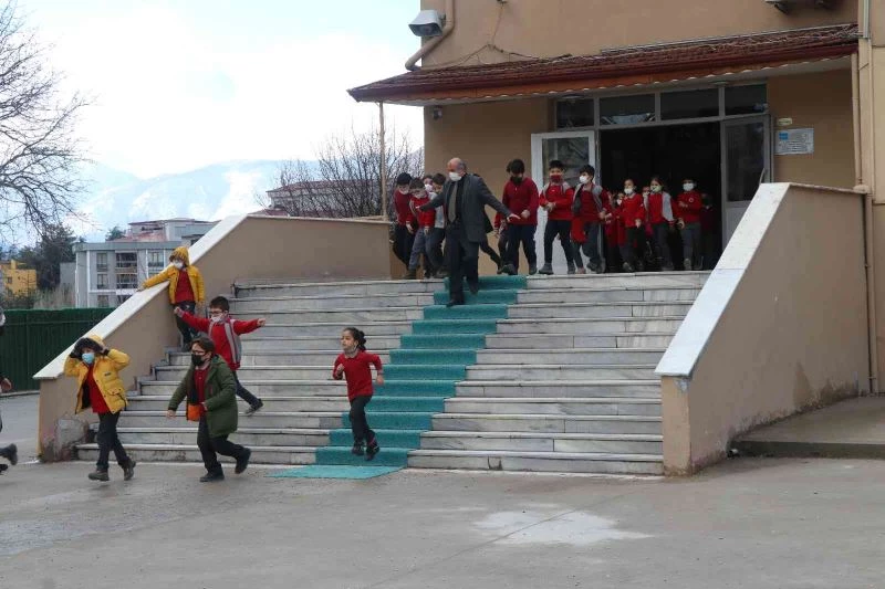 Öğrencilerin depremde neler yapacağı tatbikatla gösterildi
