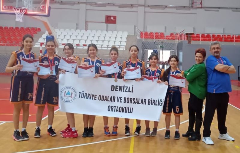 Denizli TOBB Ortaokulu’nun kızları potada yarı finale yükseldi
