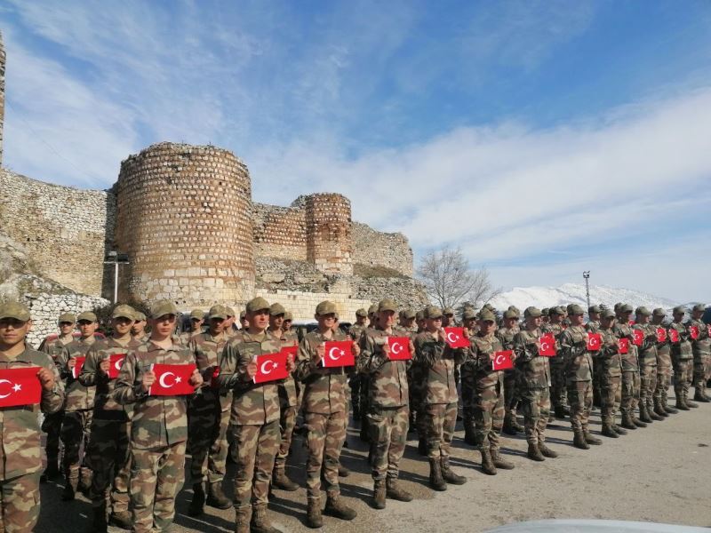 Kahraman komandolar Eğirdir sokaklarını inletti
