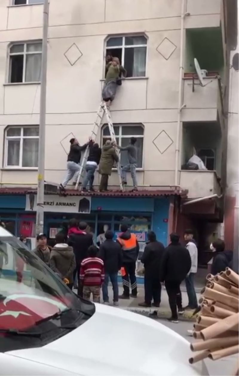 Esenyurt’ta mahallelinin merdivenli yangın kurtarma operasyonu
