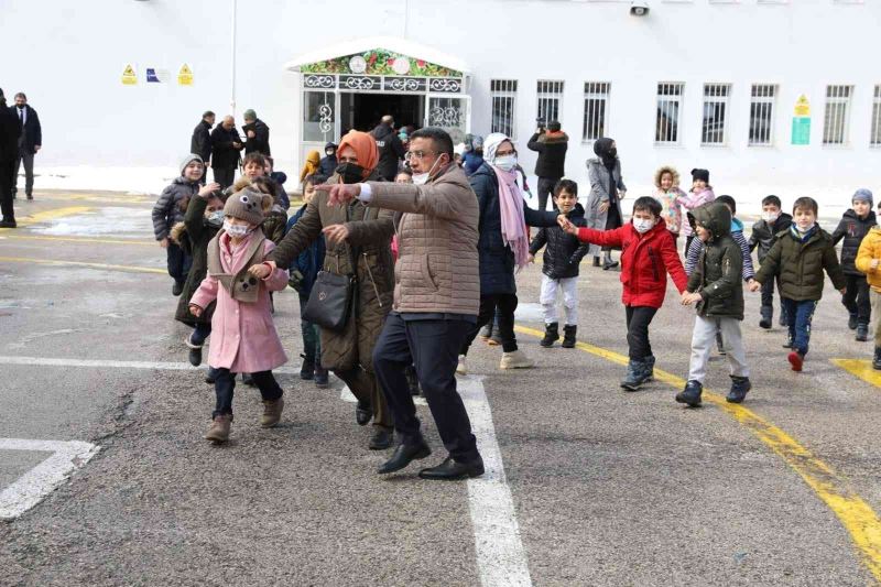 Vali ve belediye başkanı öğrencilerle birlikte deprem tatbikatına katıldı
