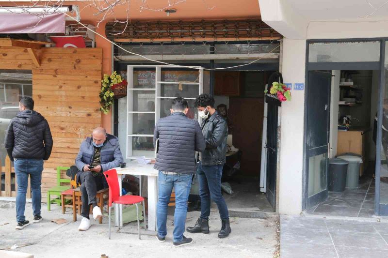 Antalya’da komşularının haber alamadığı çaycı ölü bulundu
