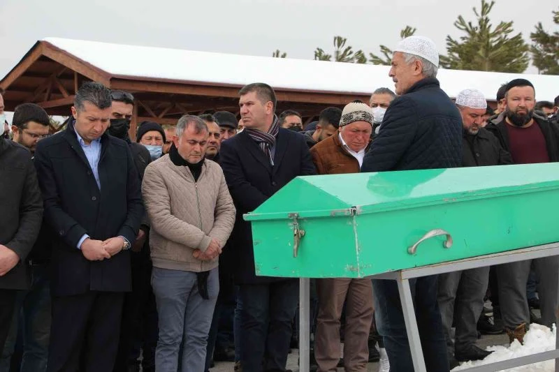 Kazada 3 arkadaşıyla birlikte ölen genç kız gözyaşları arasında toprağa verildi
