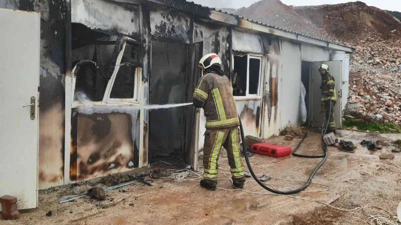 Orhaneli’de şantiye işçilerinin yatakhanesinde korkutan yangın
