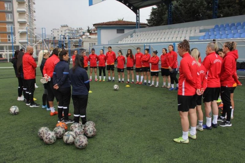 Hataysporlu kadın futbolcular, ilk galibiyet peşinde