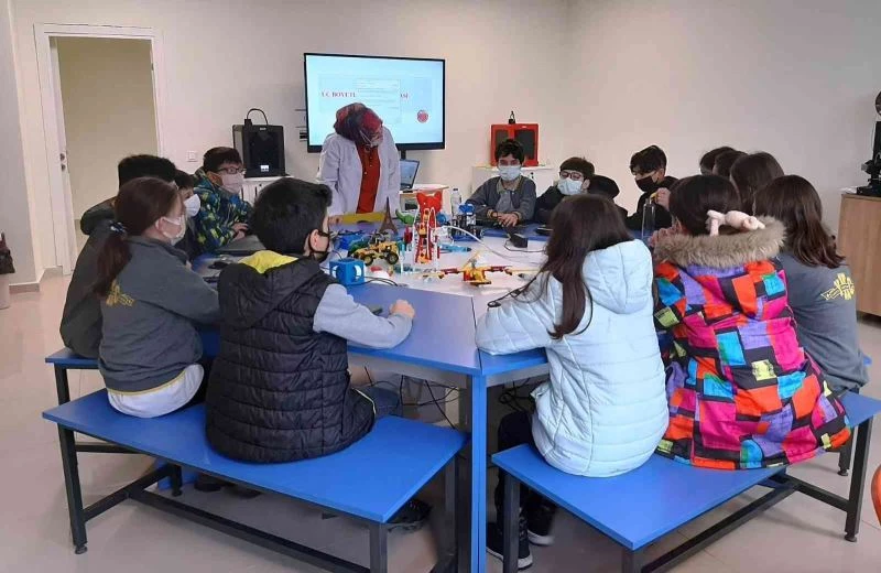 Öğrenciler atölyelerde hem öğreniyor hem eğleniyor
