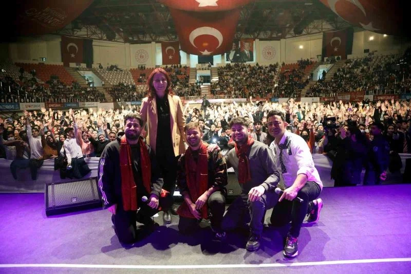 Ünlü pop sanatçısı Emre Aydın gazi şehirliler için konser verdi
