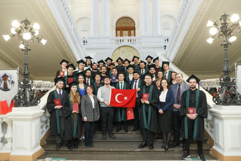 St. Petersburg Büyük Petro Politeknik Üniversitesinin Türk mezunları diplomalarını aldı
