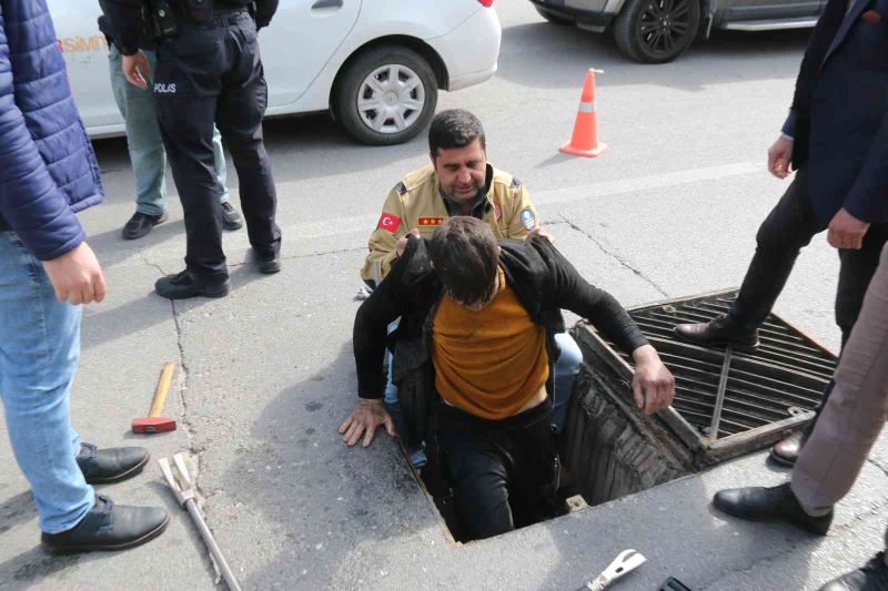 Antalya’da bisiklet ile hurda malzeme toplamak için kanalizasyona giren iki kişi mahsur kaldı
