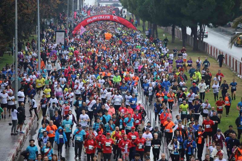 RUNANTALYA’da binlerce koşu tutkunu yağmur durduramadı
