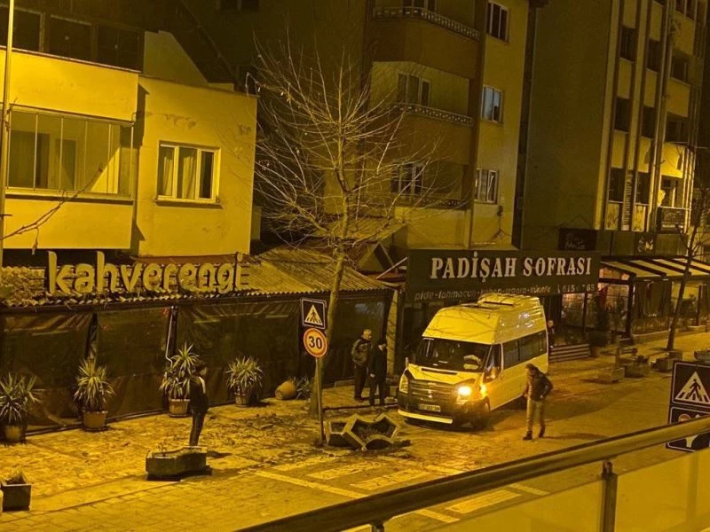 Alkollü sürücüyü kafeye girmekten beton saksılar ve direk durdurdu
