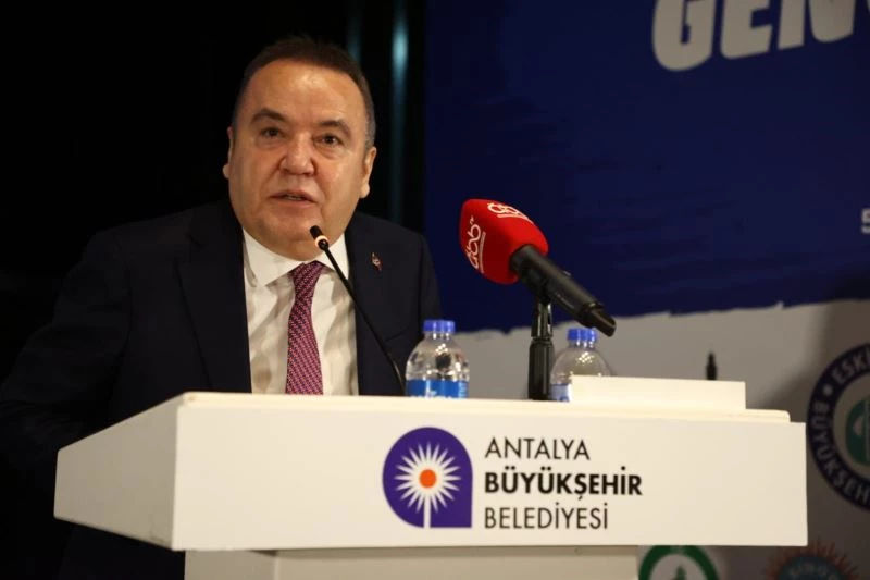Başkan Böcek: ““Gençlere yönelik projeler üretiyoruz”
