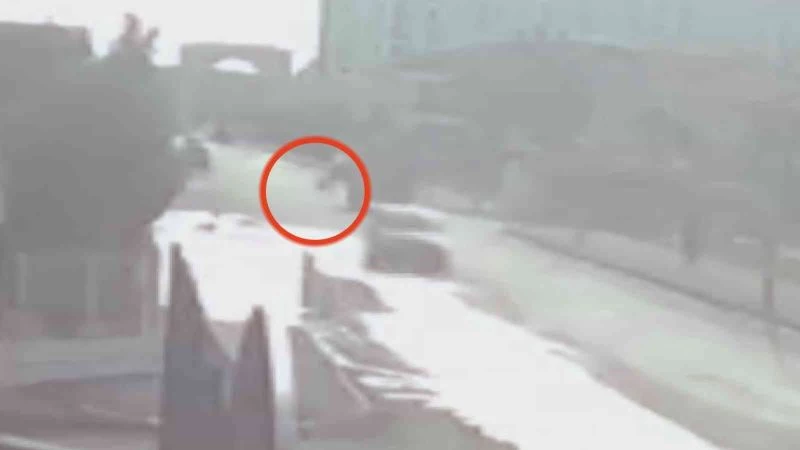 Sokak köpeklerinin kovaladığı kız çocuğu kamyonun altında kaldı
