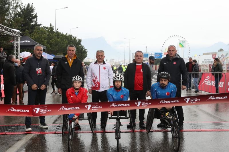 Başkan Böcek 17’nci Antalya Maratonu’na katıldı
