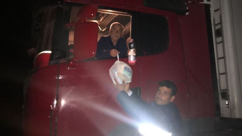 Türkiye’nin Odessa Başkonsolosluğu’ndan, Ukrayna’da mahsur kalan Türk tır şoförlerine gıda yardımı
