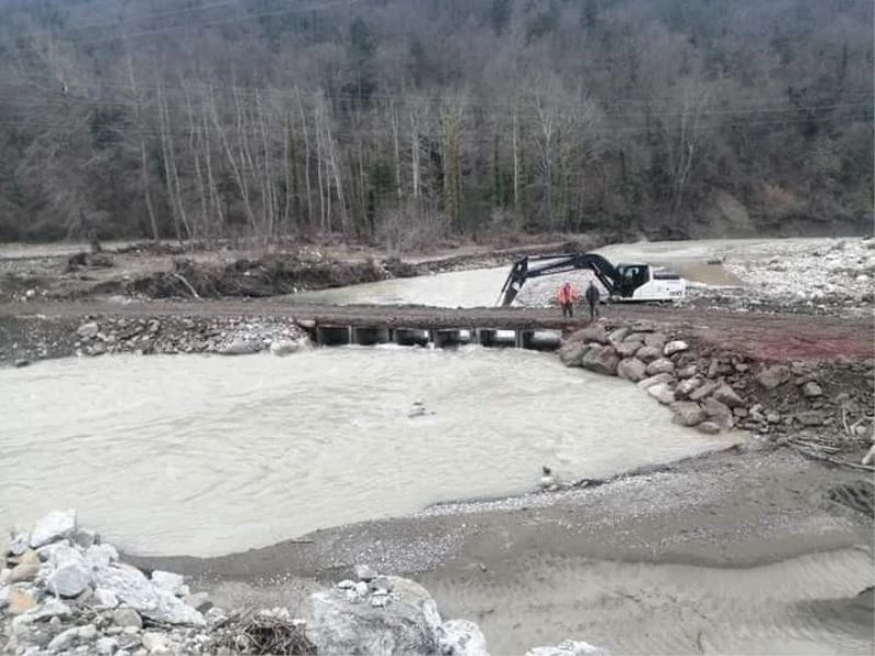 Ayancık’ta yıkılan geçici köprü, onarılarak araç trafiğine açıldı

