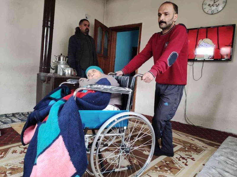 Yürüme engelli iki vatandaş tekerlekli sandalyeye kavuştu
