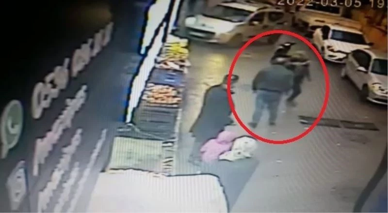 (Özel) Trafikte dehşet anları...Satırla saldırdı, o anlar kamerada
