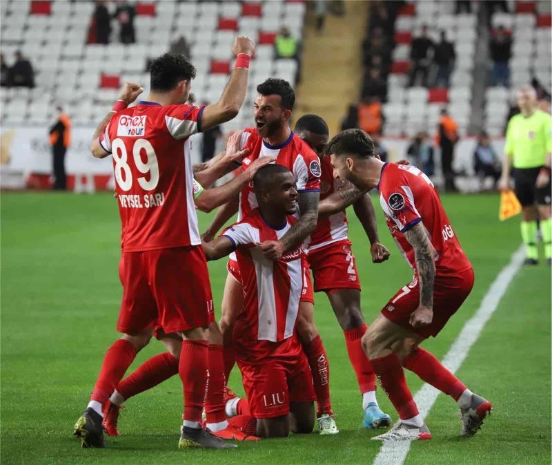 FT Antalyaspor,  çıkışını sürdürdü

