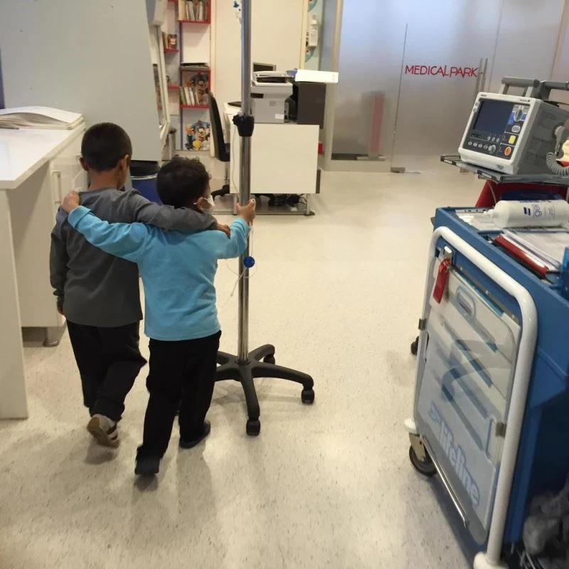 İki çocuğun duygulandıran ‘kemoterapi’ arkadaşlığı
