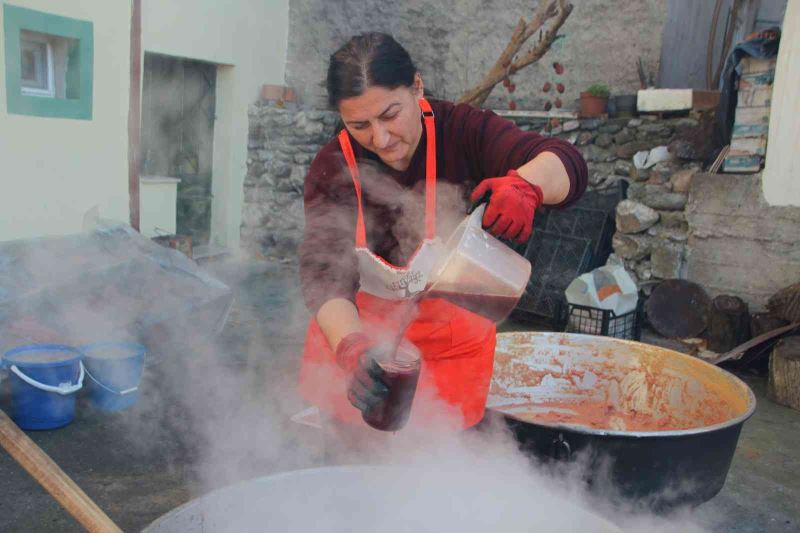 90 yıldır aynı yöntemle hurma pekmezi yapıyorlar
