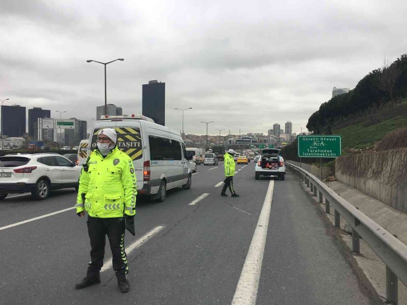 Bağcılar TEM’de çakarlı araçlara denetim
