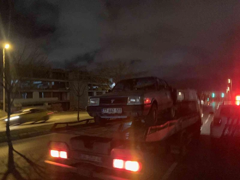 Araç önce park halindeki otomobile, sonra millet bahçesinin duvarına çarptı: 2 yaralı
