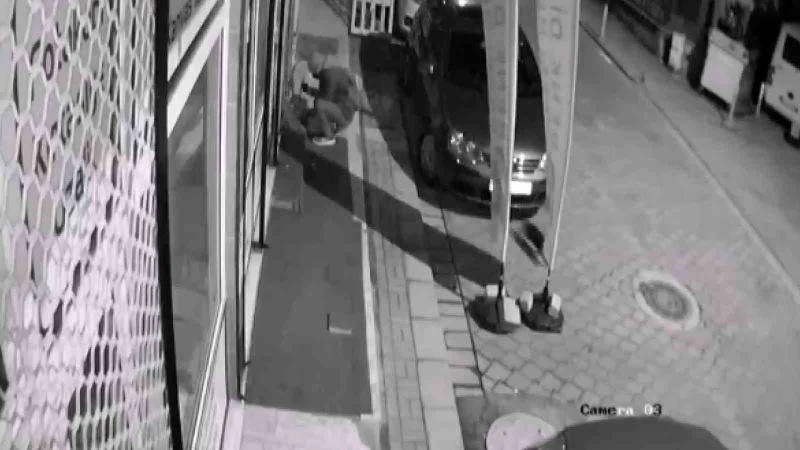 Sokaktaki doğalgaz topraklama kablolarını kese kese gitti
