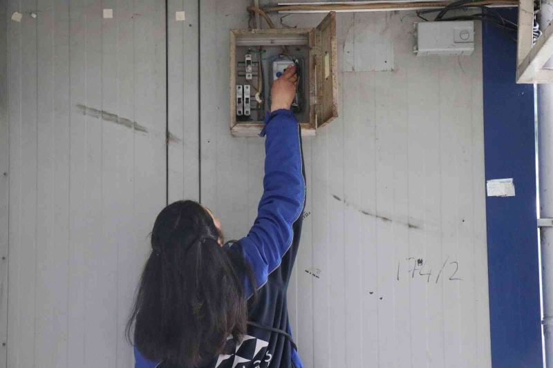 Sakarya’da elektrik sayaç okuyucu tek kadın olarak çalışan Selinay İşler:
