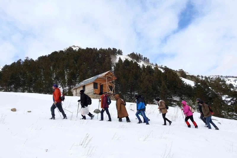 Gümüşhaneli dağcılar kadınlar için yürüdü
