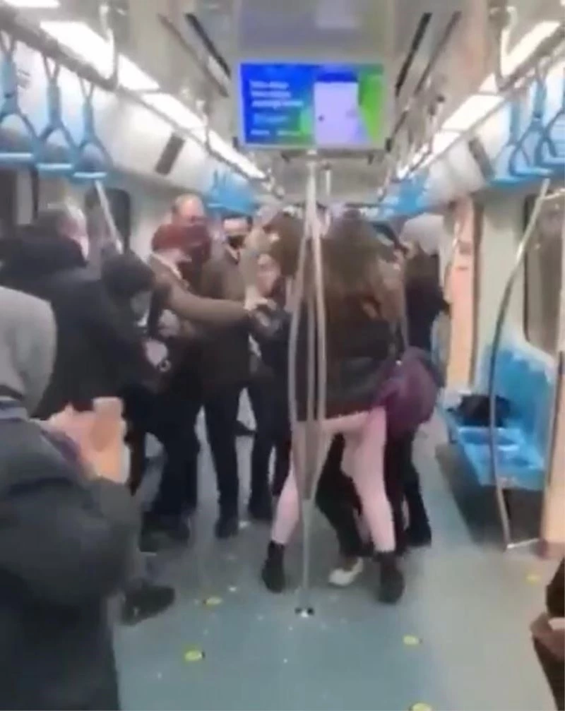 Marmaray’da tekme tokat kavga kamerada
