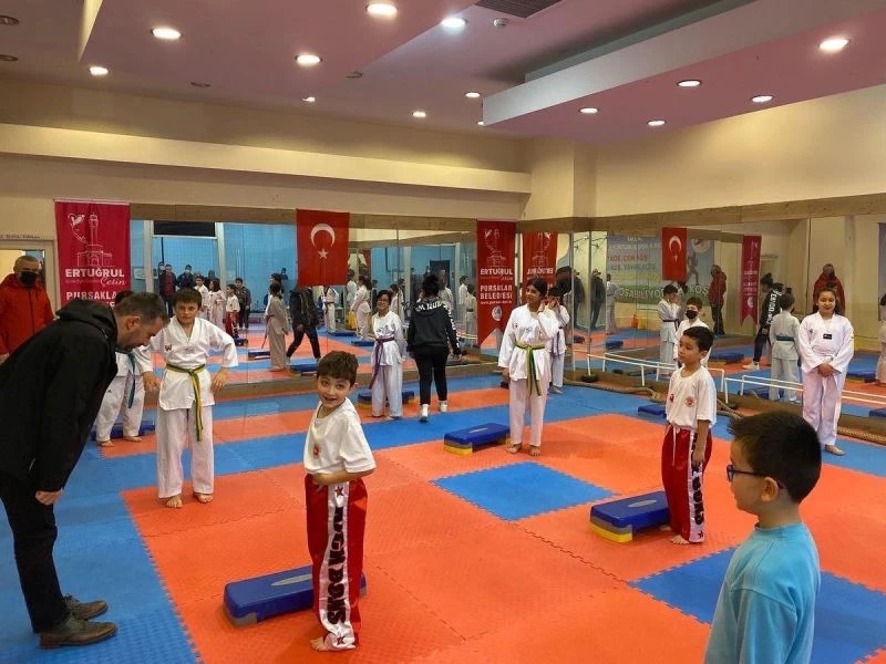 Başkan Ertuğrul Çetin tekvandocuları selamladı
