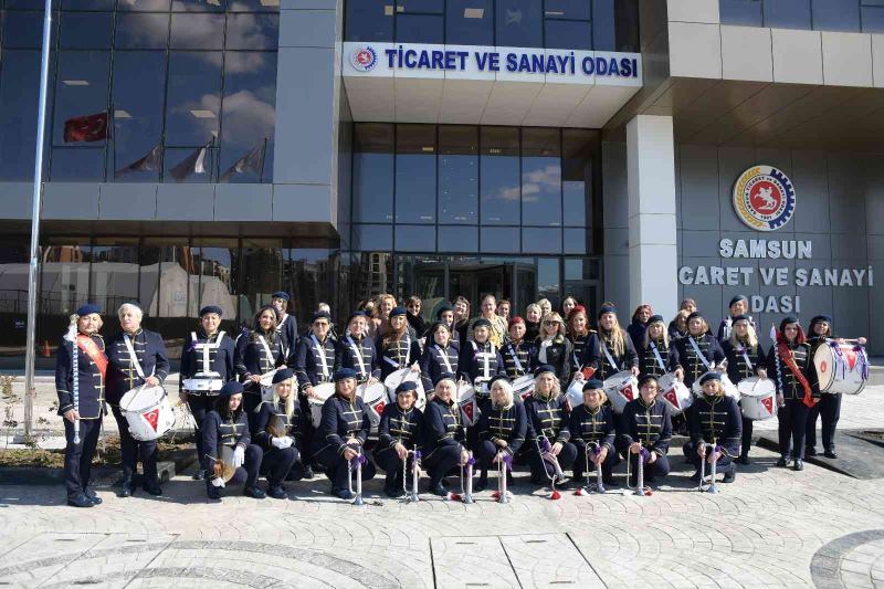 Cumhuriyet Kadınları Bandosu sevgi, kardeşlik ve barış için çaldı
